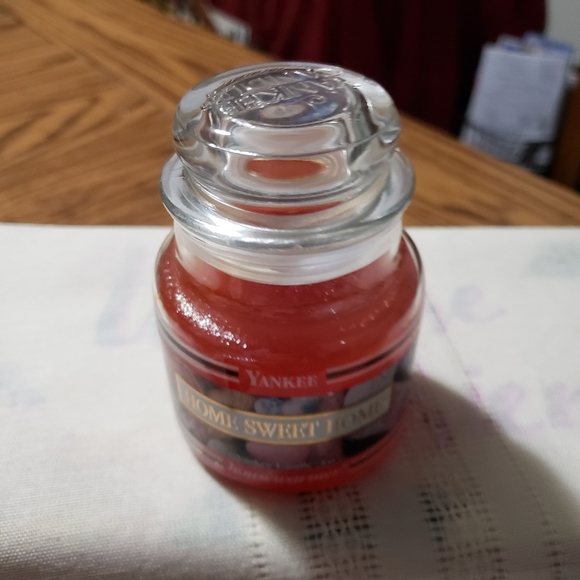 Yankee Candle Topper Holly Cranberry Christmas with Candle - Picture 5 of 9